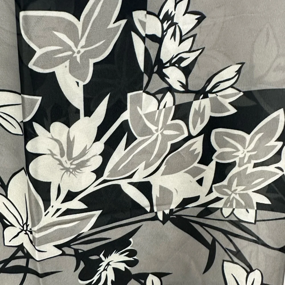 JUICY COUTURE Lily Floral Square NWT Scarf in Black/Grey White 36